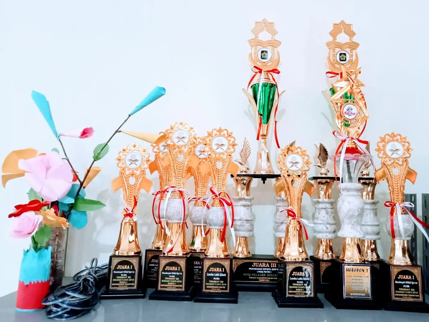 Koleksi piala kejuaraan SD Unggulan Muhammadiyah Krembangan